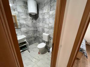 Bilik mandi di Apartmani Bogdana