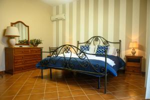מיטה או מיטות בחדר ב-Sicily Home- Intera Villa