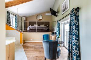 een woonkamer met een trap en een slaapkamer bij Hôtel & SPA Ventoux Provence "Domaine des Tilleuls" in Malaucène
