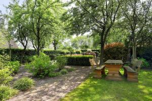 una mesa de picnic y bancos en un jardín en Rheezerstee en Rheeze