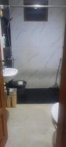 AL Isyania Creative Homestay Syariah في Gadut: حمام مع مرحاض ومغسلة