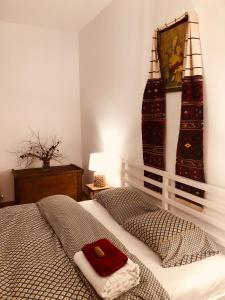 um quarto com duas camas e um vaso grande na parede em Casa bunicilor em Ucea de Jos