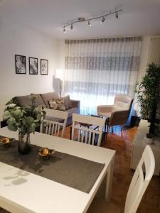 sala de estar con sofá, mesa y sillas en Apartamento Maracaibo, en Astorga