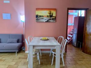 uma sala de jantar com uma mesa branca e cadeiras em Nonna Maria Sweet Home em Castellana Grotte