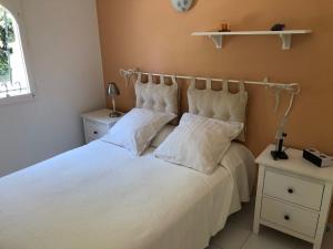 Postel nebo postele na pokoji v ubytování Ekin ô reV Gîte Fontessante