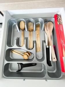a tray with wooden utensils in a drawer at Schöne Einzimmerwohnung in Bad Nauheim