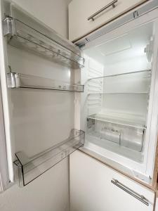 einem leeren Kühlschrank mit offener Tür in der Unterkunft Schöne Einzimmerwohnung in Bad Nauheim