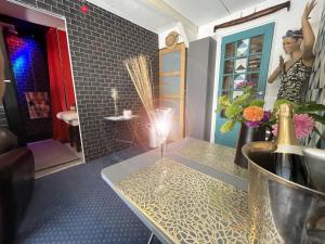 Gallery image of Chambre & Lounge Privé Jacuzzi in Marolles-en-Hurepoix