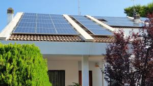 una casa con pannelli solari sul tetto di B&B Apulia Time a Bari