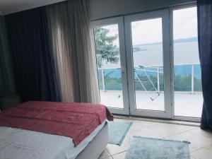 A bed or beds in a room at WHİTE ROSE VİLLA Jakuzili ve Isıtma Havuzlu
