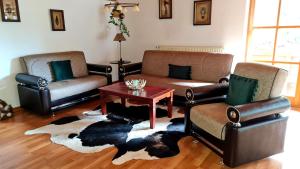 a living room with two couches and a table at Ferienwohnung Landhausliebe in Zwiesel