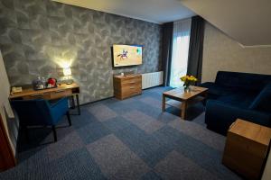 Televízia a/alebo spoločenská miestnosť v ubytovaní Hotel Rad