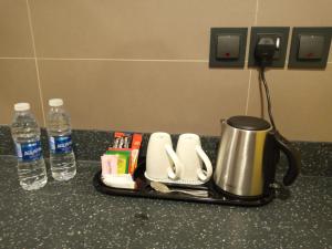 Tulip Inn Majan Hotel and Suites Salalah的咖啡和沏茶工具
