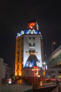 un edificio de hotel con luces encendidas por la noche en ファインリゾート, en Nagoya