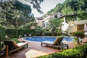 a house with a swimming pool and two chairs at IL Tetto Di Guardia in Guardia Sanframondi
