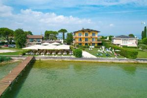 ein Resort mit einem Wasserpool neben einem Gebäude in der Unterkunft Casa dei Pescatori in Sirmione