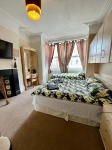 - une chambre avec un grand lit et une fenêtre dans l'établissement Hayward Hotel, à Blackpool