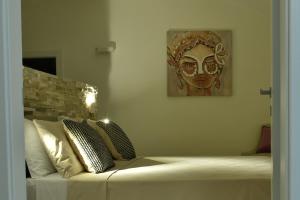 a room with a couch with a mask on the wall at Dedoor Luxury Appart in Molfetta