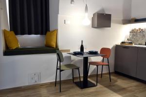 a small table and chairs in a small kitchen at Dedoor Luxury Appart in Molfetta