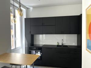 Kuchyňa alebo kuchynka v ubytovaní Joli T2 Moderne au Coeur de Marseille - Place Castellane