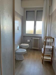 a bathroom with a toilet and a sink at Albergo AQUILA in Lazise