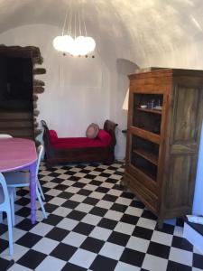 une pièce avec un canapé et un sol à carreaux dans l'établissement Casa Divota au cœur d’un village paisible, à Santa-Reparata-di-Balagna