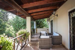 an outdoor patio with wicker furniture and a wooden ceiling at IL Tetto Di Guardia in Guardia Sanframondi