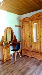 Camera con scrivania, specchio e sedia di Ferienwohnungen Woidzauber a Zwiesel