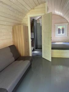 什文托伊的住宿－Jūros terasos，小房间配有沙发和窗户