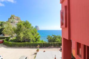 widok na ocean z czerwonego budynku w obiekcie APARTAMENTO CON VISTAS AL MAR - MURALLAROJA0116 w mieście Calpe