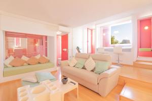 salon z kanapą i stołem w obiekcie APARTAMENTO CON VISTAS AL MAR - MURALLAROJA0116 w mieście Calpe