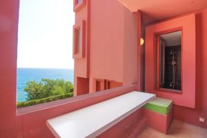 czerwony pokój z ławką i oknem w obiekcie APARTAMENTO CON VISTAS AL MAR - MURALLAROJA0116 w mieście Calpe