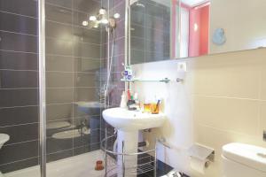 łazienka z umywalką i prysznicem w obiekcie APARTAMENTO CON VISTAS AL MAR - MURALLAROJA0116 w mieście Calpe