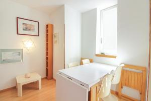 W pokoju znajduje się kuchnia z białą wyspą. w obiekcie APARTAMENTO CON VISTAS AL MAR - MURALLAROJA0116 w mieście Calpe +11 zdjęć