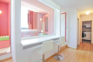 Jest to biały pokój z lustrem i białym krzesłem. w obiekcie APARTAMENTO CON VISTAS AL MAR - MURALLAROJA0116 w mieście Calpe