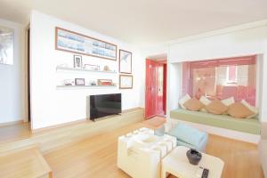 salon z kanapą i kominkiem w obiekcie APARTAMENTO CON VISTAS AL MAR - MURALLAROJA0116 w mieście Calpe