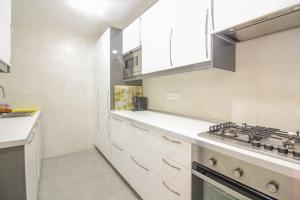 Kuchnia lub aneks kuchenny w obiekcie APARTAMENTO CON VISTAS AL MAR - MURALLAROJA0116