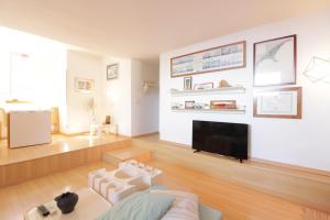 Telewizja i/lub zestaw kina domowego w obiekcie APARTAMENTO CON VISTAS AL MAR - MURALLAROJA0116
