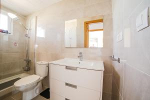 Kúpeľňa v ubytovaní Apartment Apple Dunes with Pool Corralejo By Holidays Home