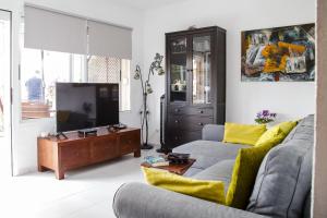 sala de estar con sofá y TV en Apartment Apple Dunes with Pool Corralejo By Holidays Home, en Corralejo