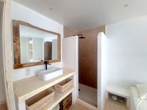 Ένα μπάνιο στο réf LS73 : Maison de Village 9 pers Rue Espelly