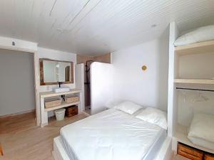 Ένα ή περισσότερα κρεβάτια σε δωμάτιο στο réf LS73 : Maison de Village 9 pers Rue Espelly +6 φωτογραφίες