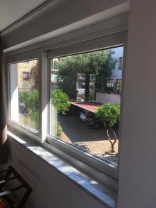 una finestra in una camera con vista su un tavolo di Residence Santa Maria Suites a Marina di Camerota