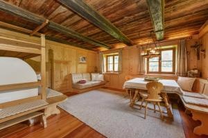ein Schlafzimmer mit einem Etagenbett und einem Tisch in einem Zimmer in der Unterkunft Villa Vintila with Whirlpool & Sauna in Vintl