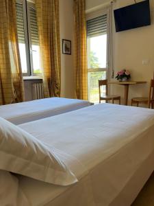 Postel nebo postele na pokoji v ubytování Albergo AQUILA