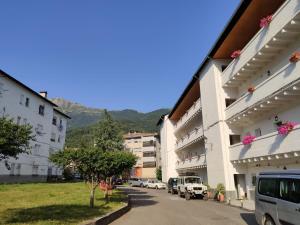 una fila di edifici con auto parcheggiate su una strada di Casa Maria y Julián a Vilaller