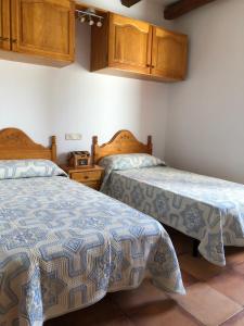 two beds sitting next to each other in a bedroom at Casa Maria y Julián in Vilaller