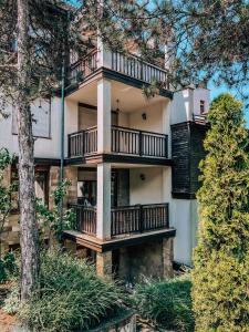 ソゾポルにあるPrivate 2 Rooms Apartment in Santa Marina Villageのバルコニー付きの大きな家