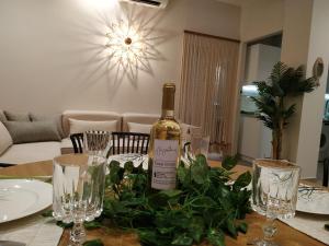 een fles wijn op een tafel met glazen bij Christina Kos Boutique Apartments in Kos-stad