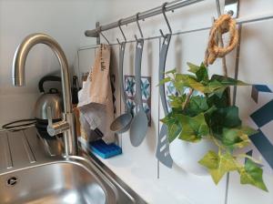 - un comptoir de cuisine avec évier et ustensiles dans l'établissement LE NID 2 QUIMPER BY Nid'Ouest, à Quimper